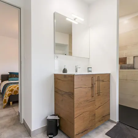 Maison Calme, Rénovée, Proche – 3 Chambres, Terrasses, Jardin, Pétanque, Stationnement Privé - Fr-1-306-1208 *